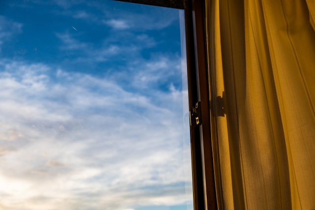 夕方の窓ガラスとカーテン