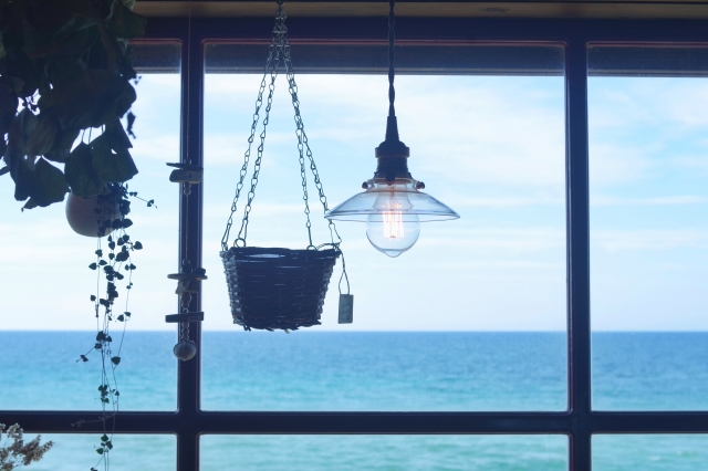 電灯と窓と海