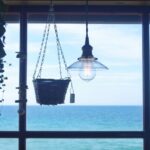 電灯と窓と海