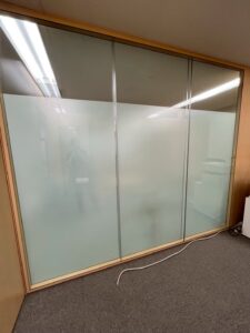 目隠しフィルム　パーテーションガラス　施工後