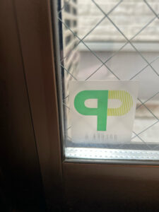 alt="東京都でCPマーク認定防犯フィルムを施工した窓ガラスの証明ステッカー|侵入抑止・空き巣対策フィルム施工例"