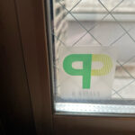 alt="東京都でCPマーク認定防犯フィルムを施工した窓ガラスの証明ステッカー｜侵入抑止・空き巣対策フィルム施工例"