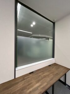 平塚市のオフィスで3M オスロを施工したガラスパーテーション|視線対策とプライバシー確保を目的とした目隠し窓ガラスフィルム施工事例