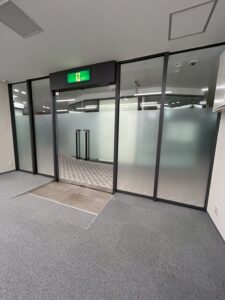 3Mオスロ施工後の新オフィス改修工事｜すりガラス調フィルムを貼ったガラスパーテーション