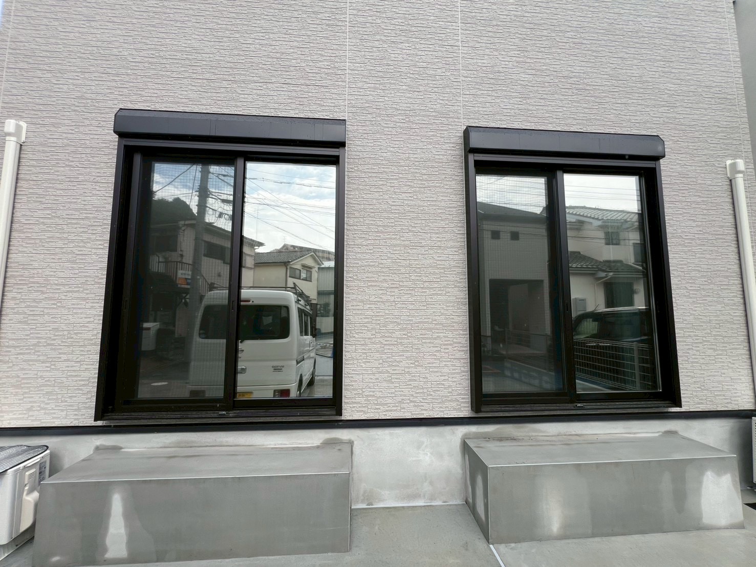 LINTEC Nova35 遮熱フィルム施工後の住宅外観｜外からの視線を抑えた落ち着いた反射仕上がり