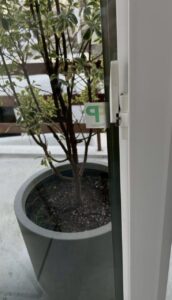CPマーク付き防犯フィルム施工後の窓ガラス｜防犯対策を高める窓ガラスフィルム施工事例