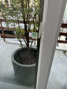 CPマーク付き防犯フィルム施工後の窓ガラス｜防犯対策を高める窓ガラスフィルム施工事例"